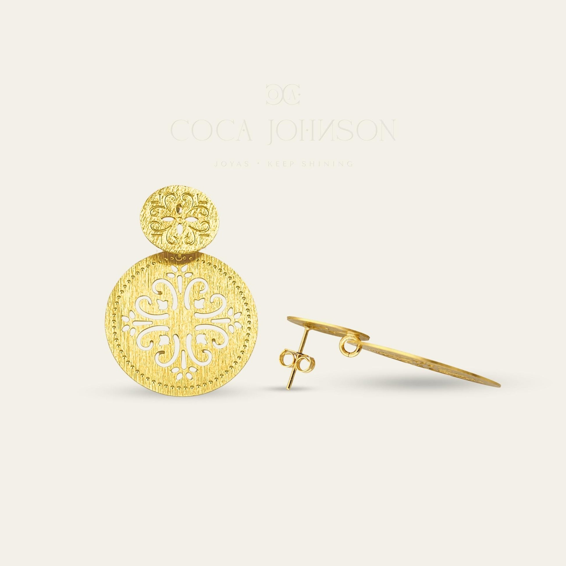 Aros calados, enchapados en oro de 18 kt, de frente y de lado sobre fondo blanco - Coca Johnson Joyas - Chile
