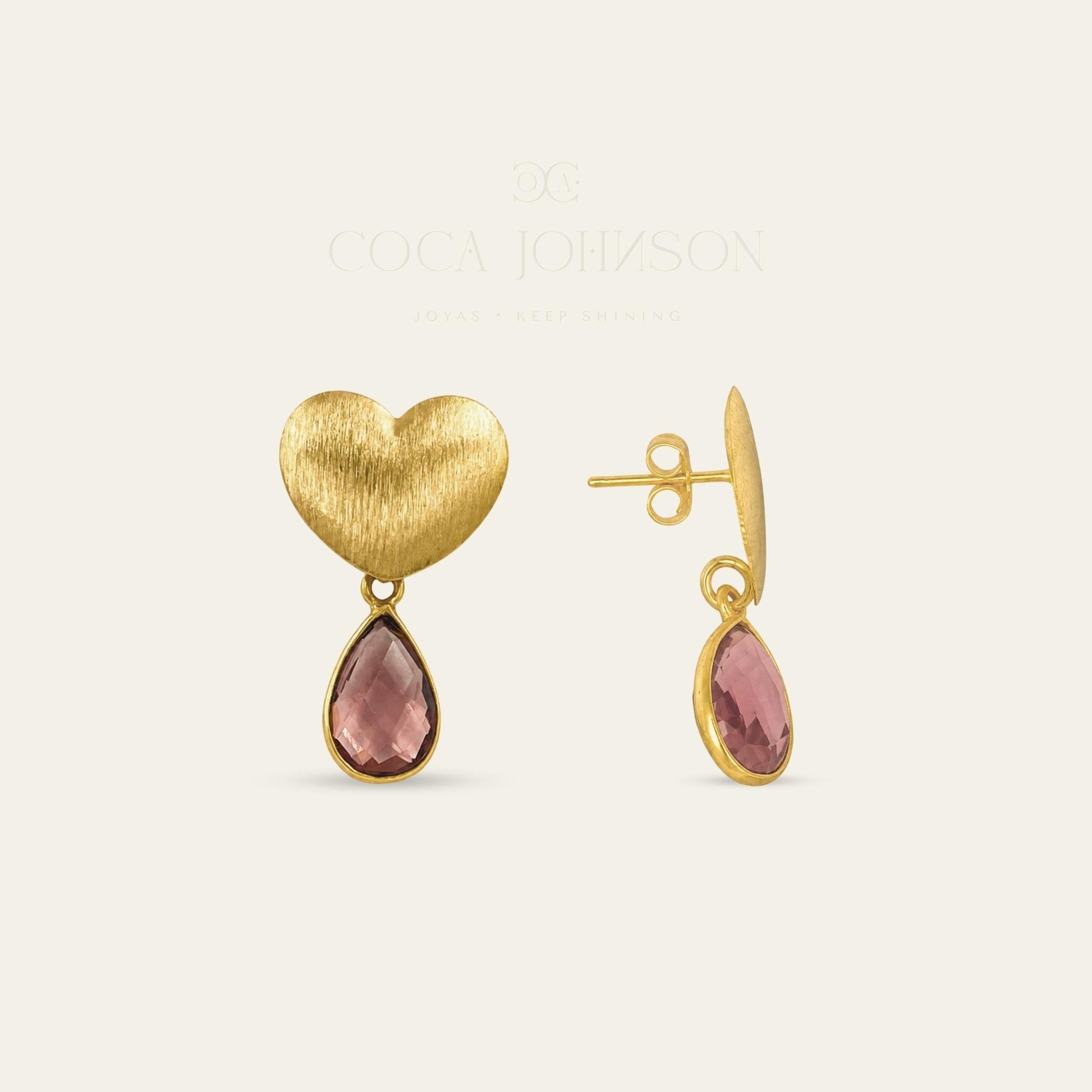 Aros de corazón satinado enchapado en oro de 18 kt y gota R morganita, de frente y de lado sobre fondo blanco, - Coca Johnson Joyas - Chile