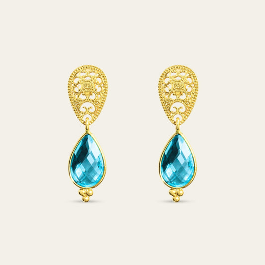 Aros con gota R color topacio azul suizo y base calada enchapados oro 18k. sobre fondo blanco - Coca Johnson Joyas - Chile