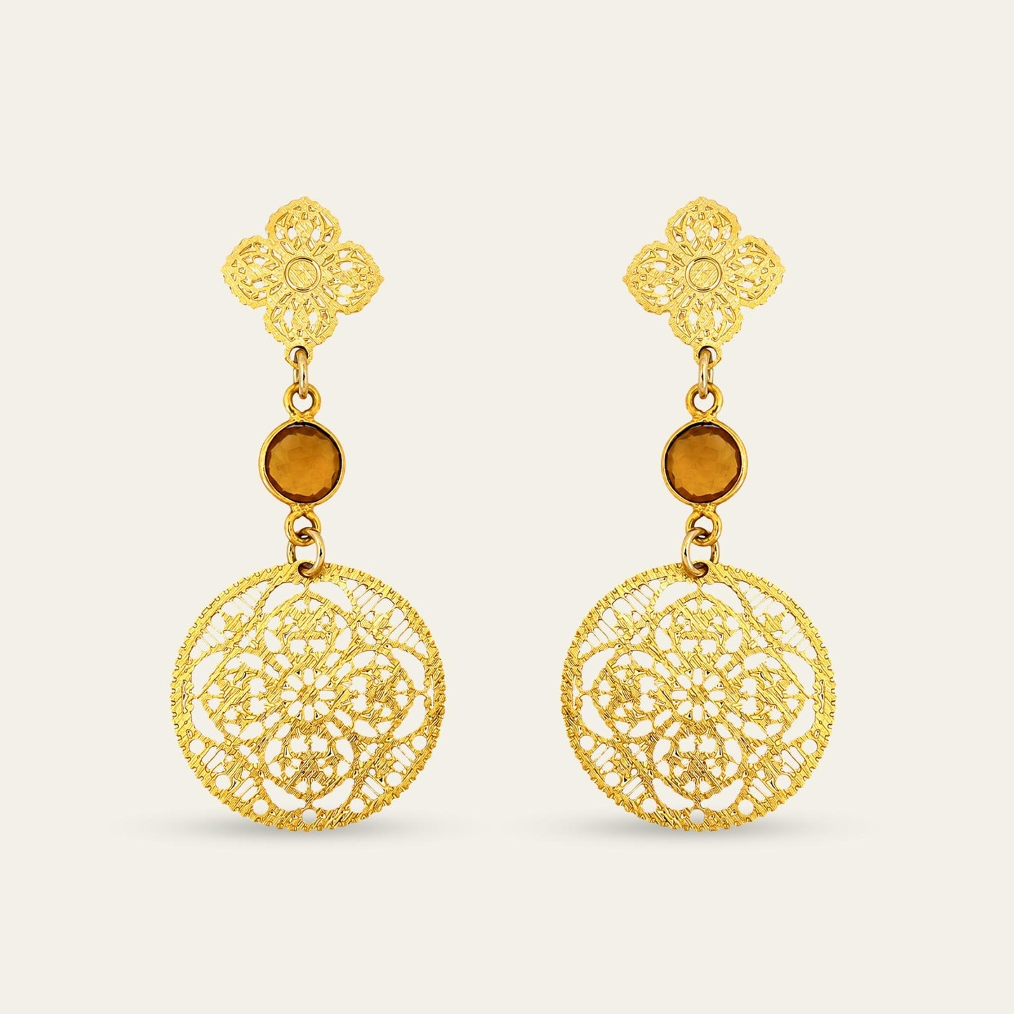 Aros con circunsferencias caladas y citirino R, enchapado en oro 18 kt, sobre fondo blanco - Coca Johnson Joyas - Chile