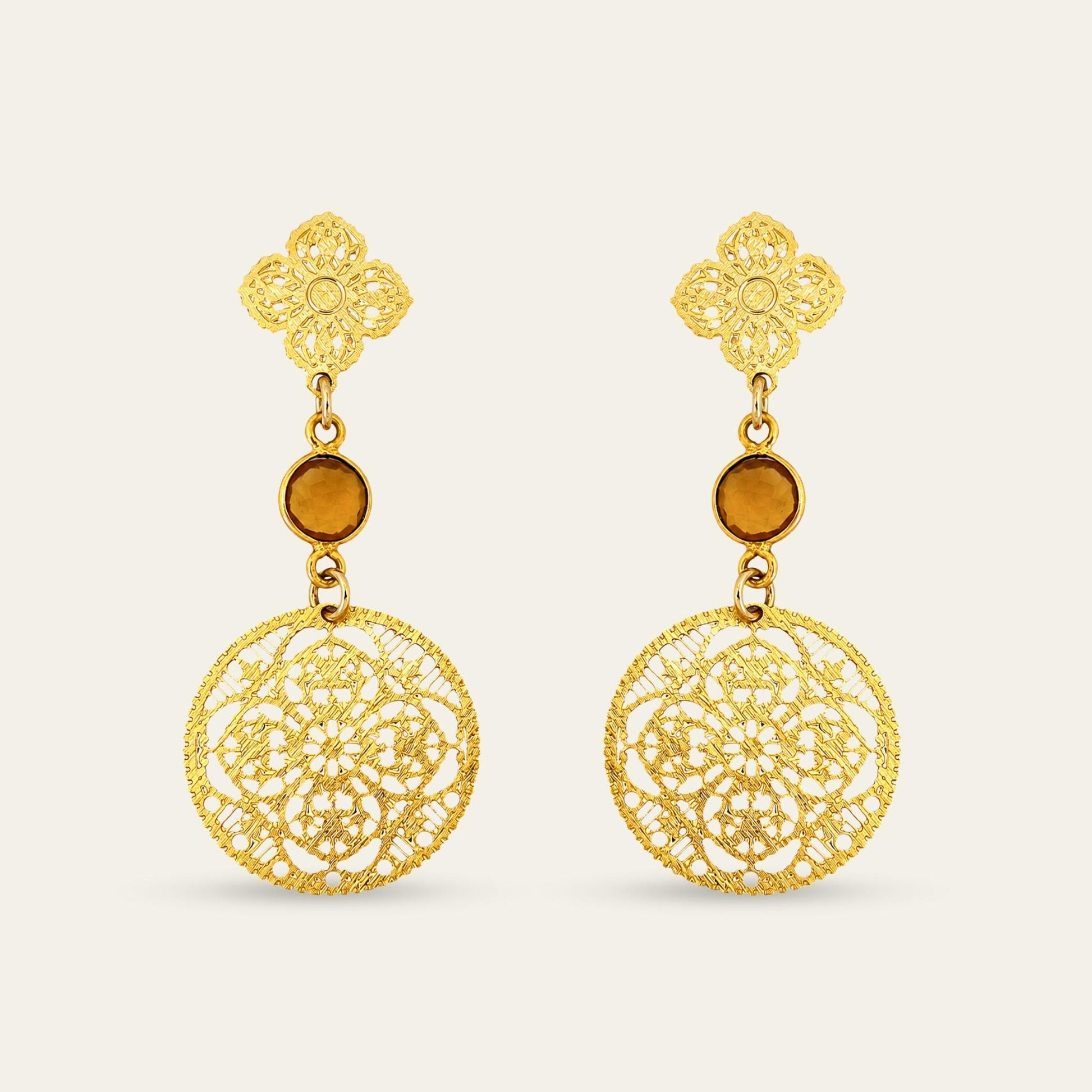 Aros con circunsferencias caladas y citirino R, enchapado en oro 18 kt, sobre fondo blanco - Coca Johnson Joyas - Chile