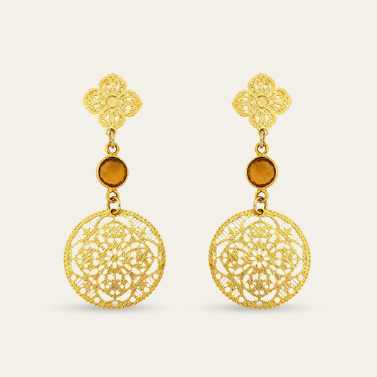 Aros con circunsferencias caladas y citirino R, enchapado en oro 18 kt, sobre fondo blanco - Coca Johnson Joyas - Chile