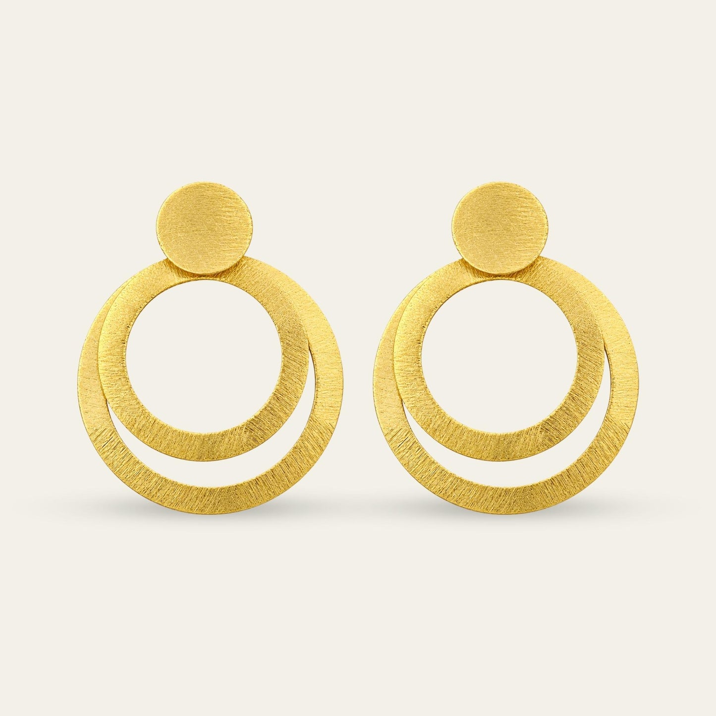 Aros de Argollas colgantes, enchapados en oro de 18 kt, sobre fondo blanco - Coca Johnson Joyas - Chile
