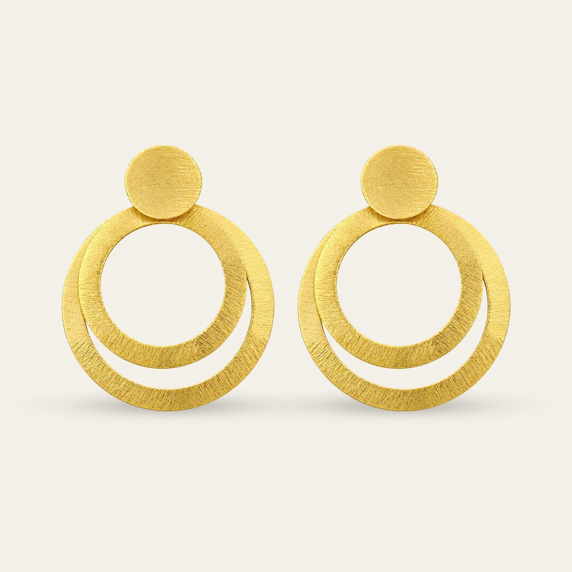Aros de Argollas colgantes, enchapados en oro de 18 kt, sobre fondo blanco - Coca Johnson Joyas - Chile
