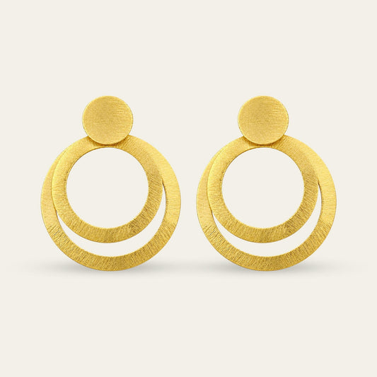 Aros de Argollas colgantes, enchapados en oro de 18 kt, sobre fondo blanco - Coca Johnson Joyas - Chile
