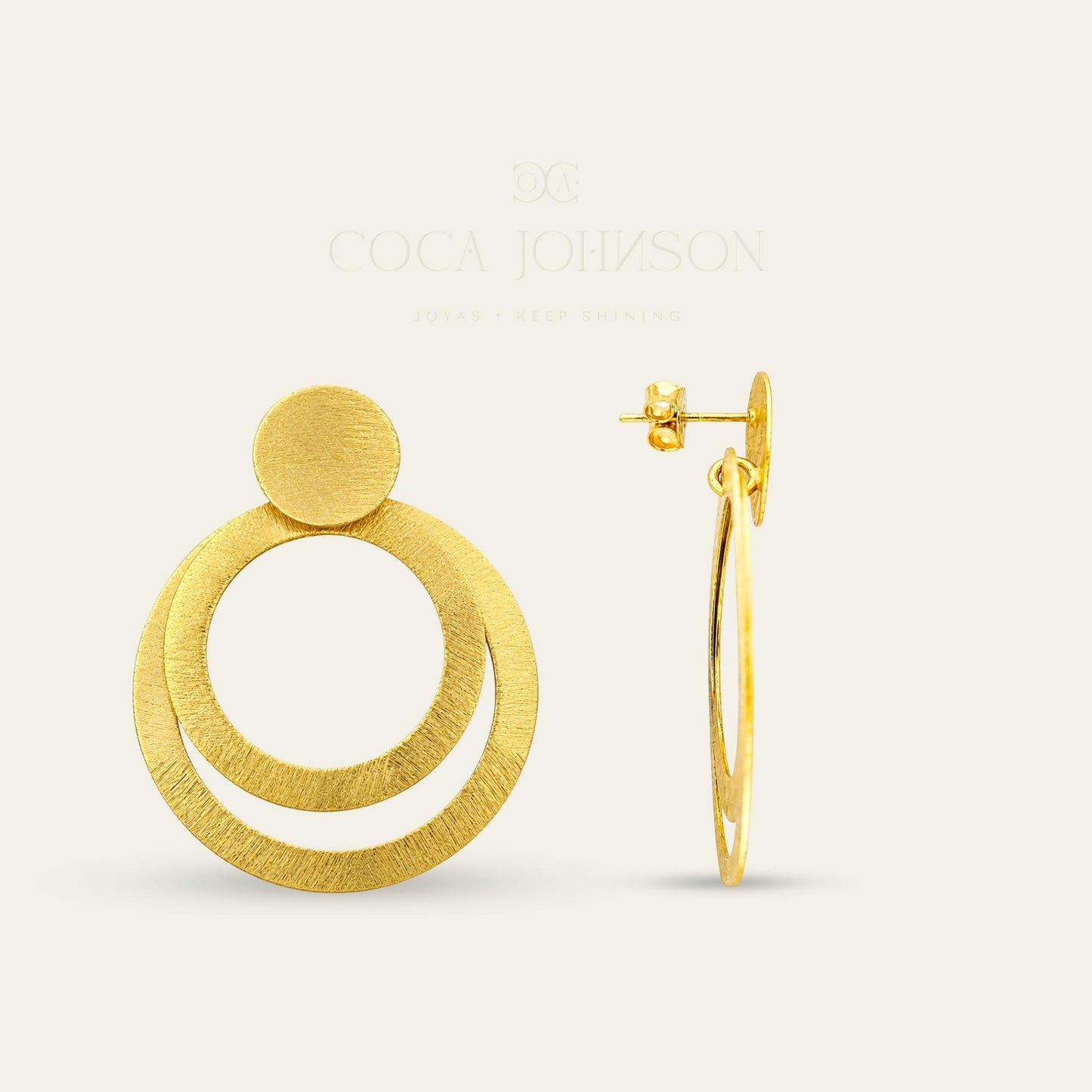 Aros de Argollas colgantes, enchapados en oro de 18 kt, de frente y de lado sobre fondo blanco - Coca Johnson Joyas - Chile
