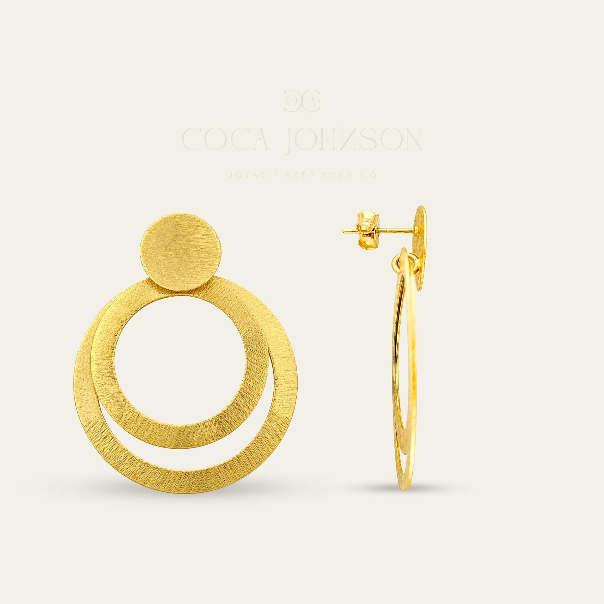 Aros de Argollas colgantes, enchapados en oro de 18 kt, de frente y de lado sobre fondo blanco - Coca Johnson Joyas - Chile
