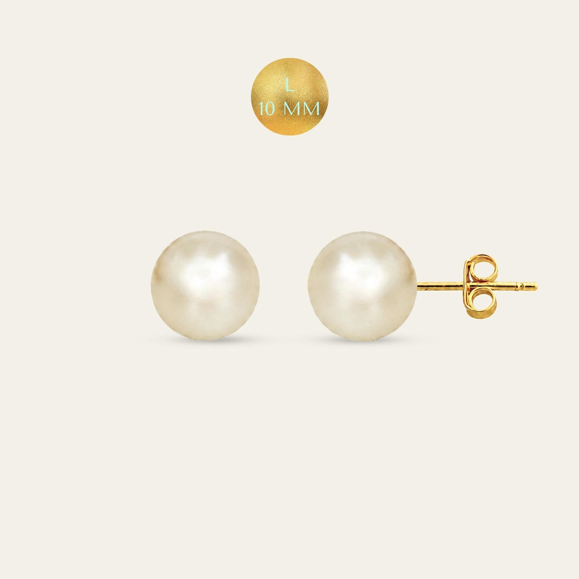 Aros de perlas de fantasía, enchapados en oro de 18 kt, frente y lado sobre fondo blanco talla L- Coca Johnson Joyas - Chile