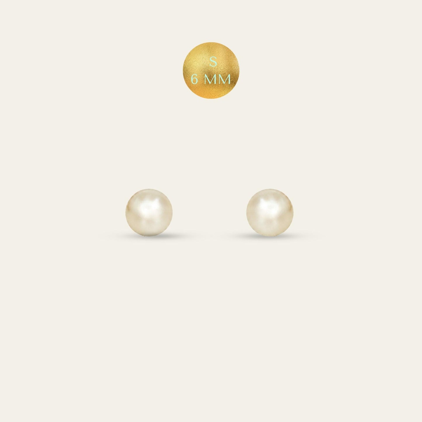 Aros de perlas de fantasía, enchapados en oro de 18 kt, sobre fondo blanco talla S - Coca Johnson Joyas - Chile