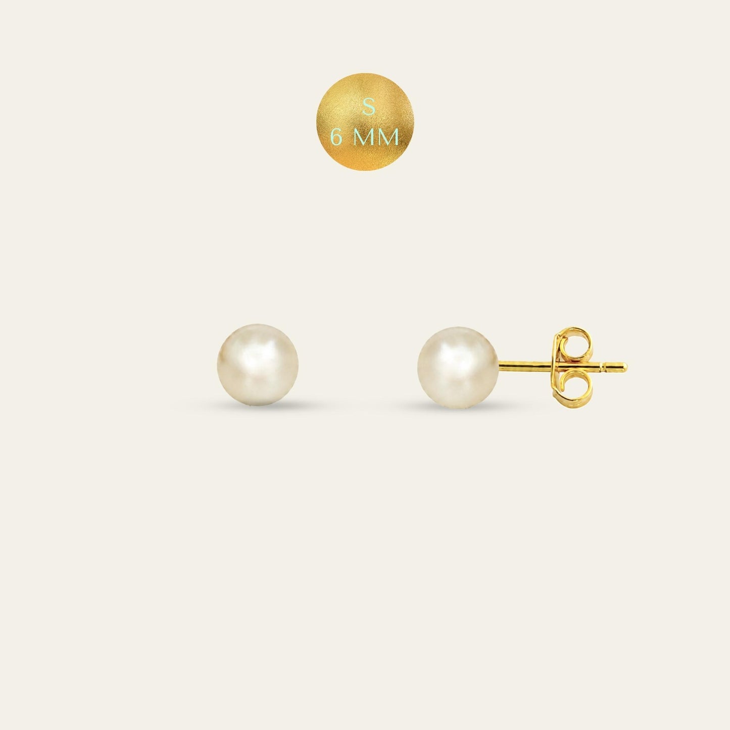 Aros de perlas de fantasía, enchapados en oro de 18 kt, frente y lado sobre fondo blanco talla S- Coca Johnson Joyas - Chile