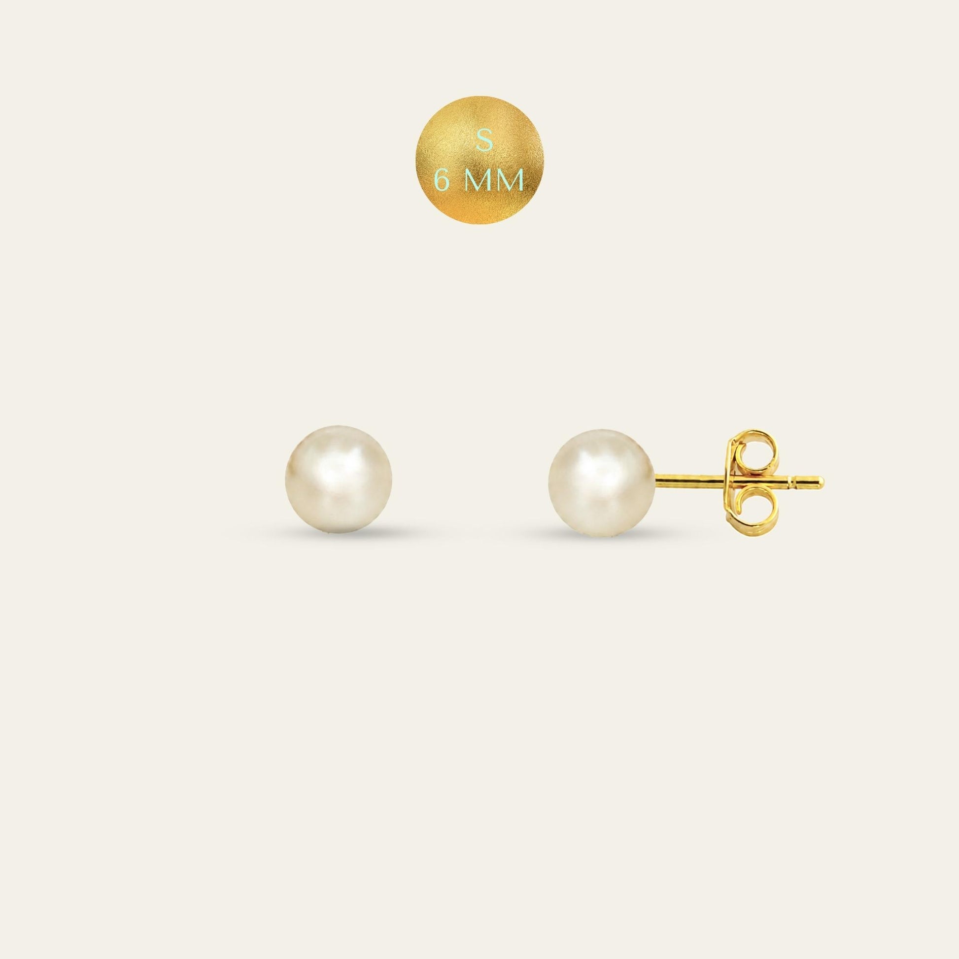 Aros de perlas de fantasía, enchapados en oro de 18 kt, frente y lado sobre fondo blanco talla S- Coca Johnson Joyas - Chile