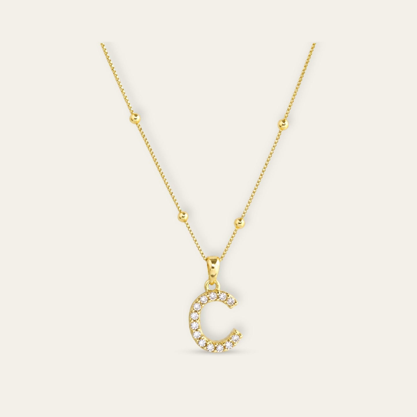 Collar con cadena con bolietas y letra C con circones