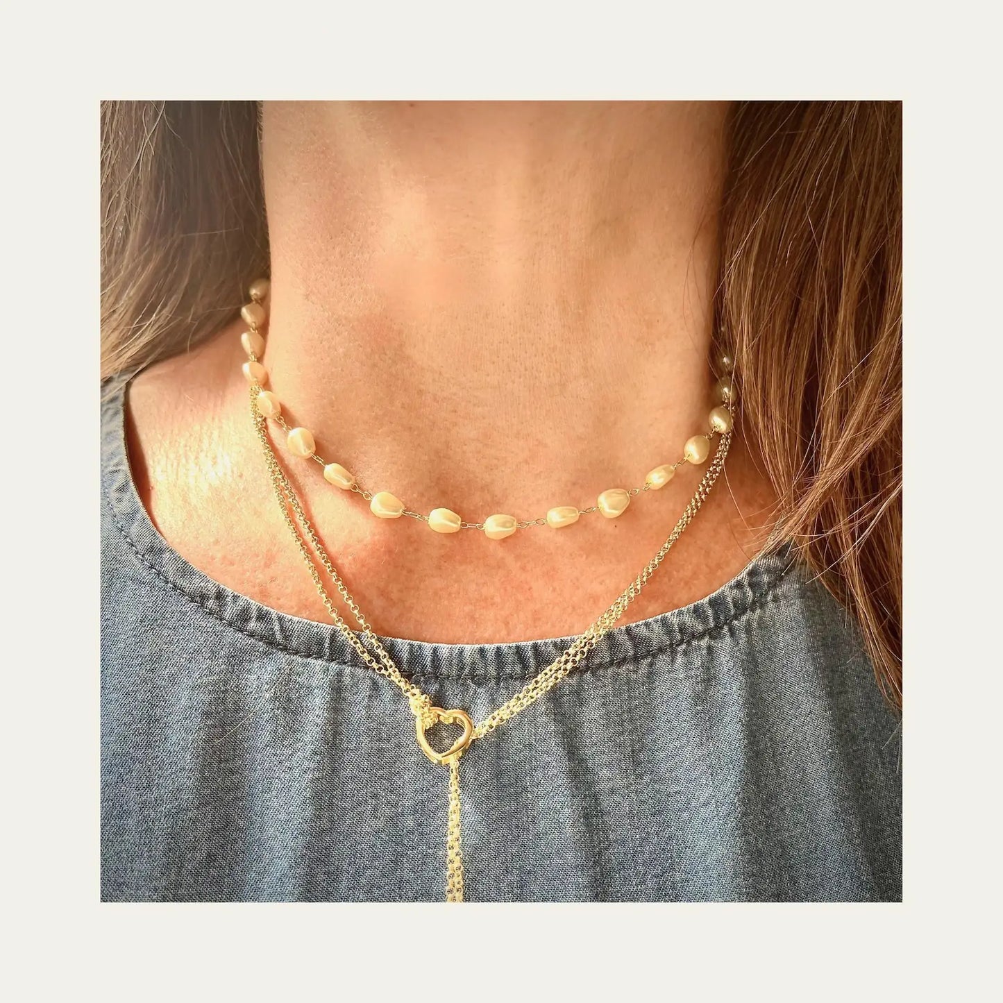 Choker enchapado en oro de 18 Kt con perlitas de fantasía lo usa una mujer con otro collar - Coca Johnson Joyas - Chile