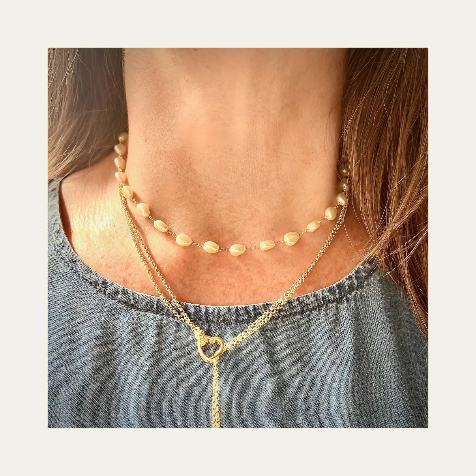 Choker enchapado en oro de 18 Kt con perlitas de fantasía lo usa una mujer con otro collar - Coca Johnson Joyas - Chile