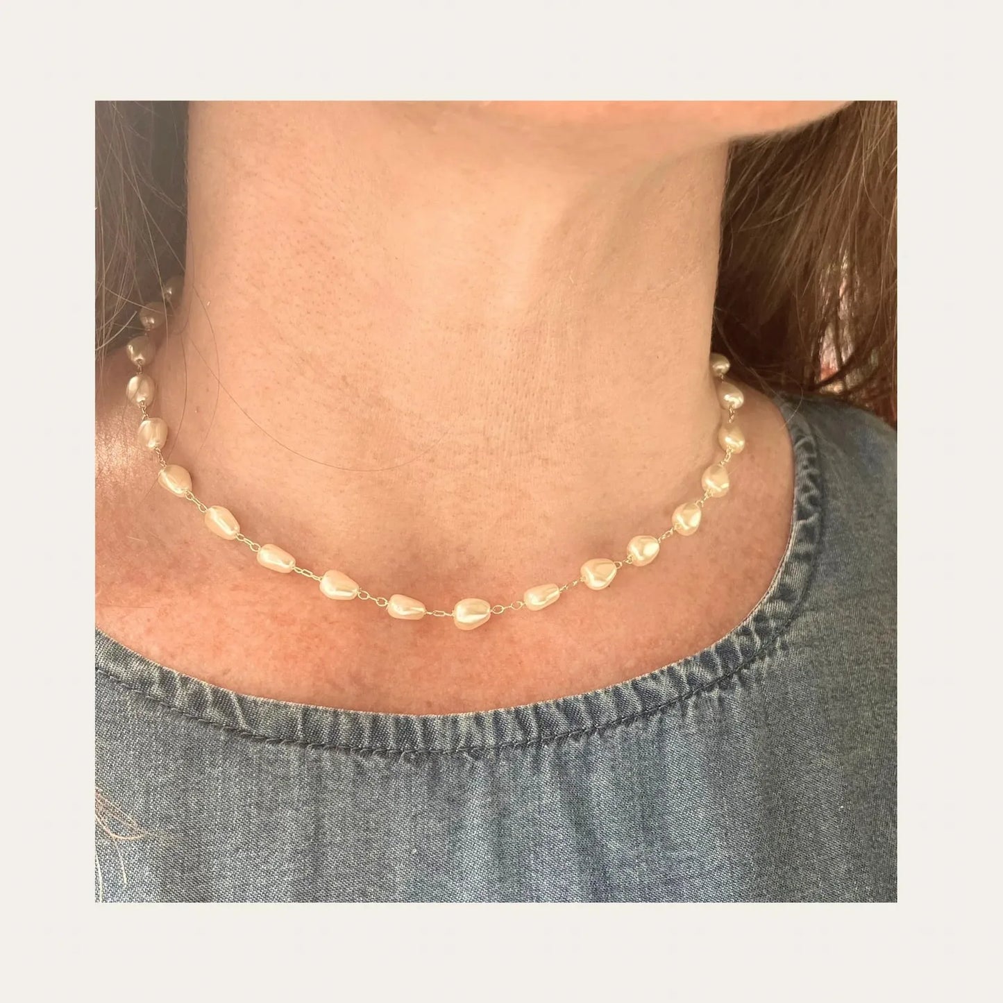 Choker enchapado en oro de 18 Kt con perlitas de fantasía lo usa una mujer - Coca Johnson Joyas - Chile