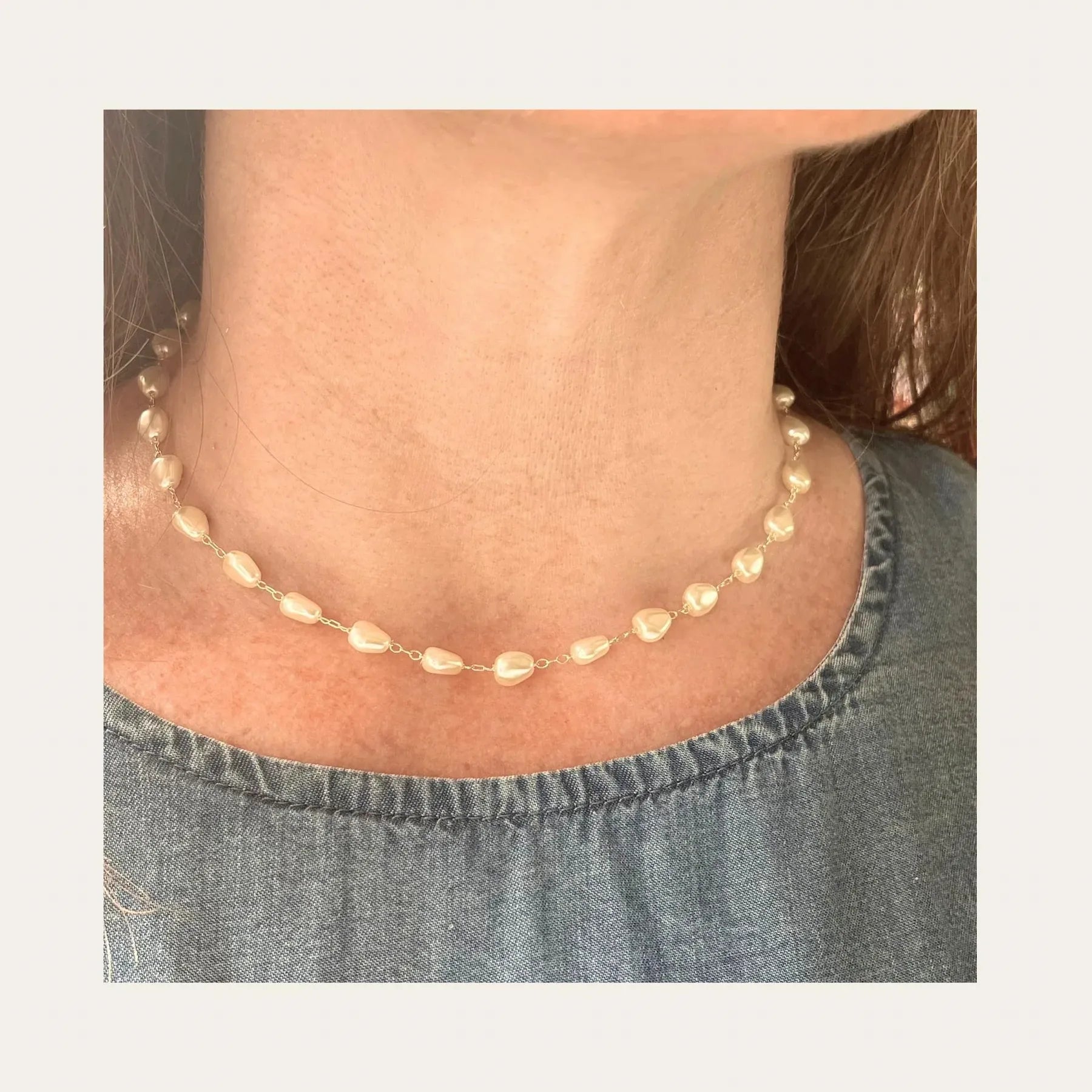 Choker enchapado en oro de 18 Kt con perlitas de fantasía lo usa una mujer - Coca Johnson Joyas - Chile