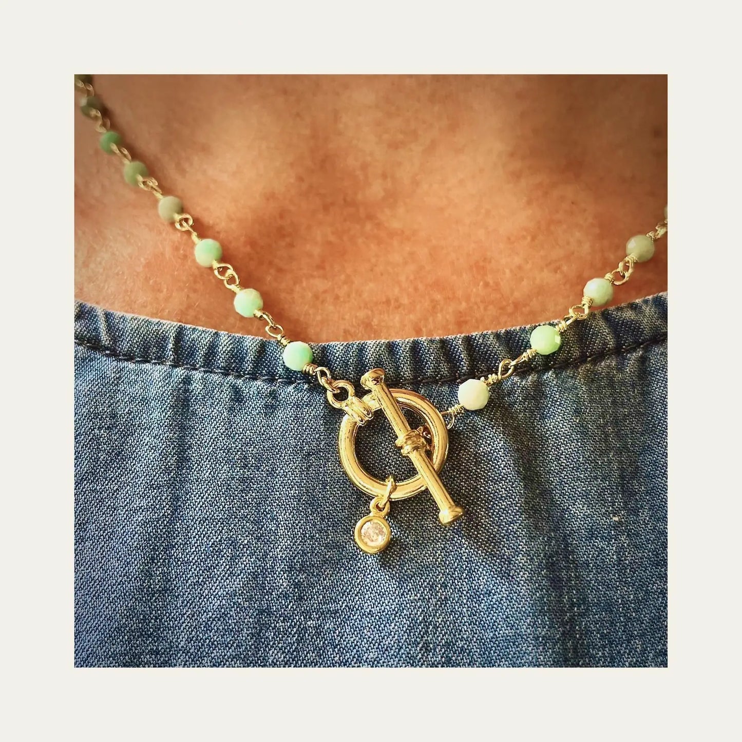 Collar_Amalia_Amazonita_zoom_broche_uso - Coca Johnson Joyas - Chile