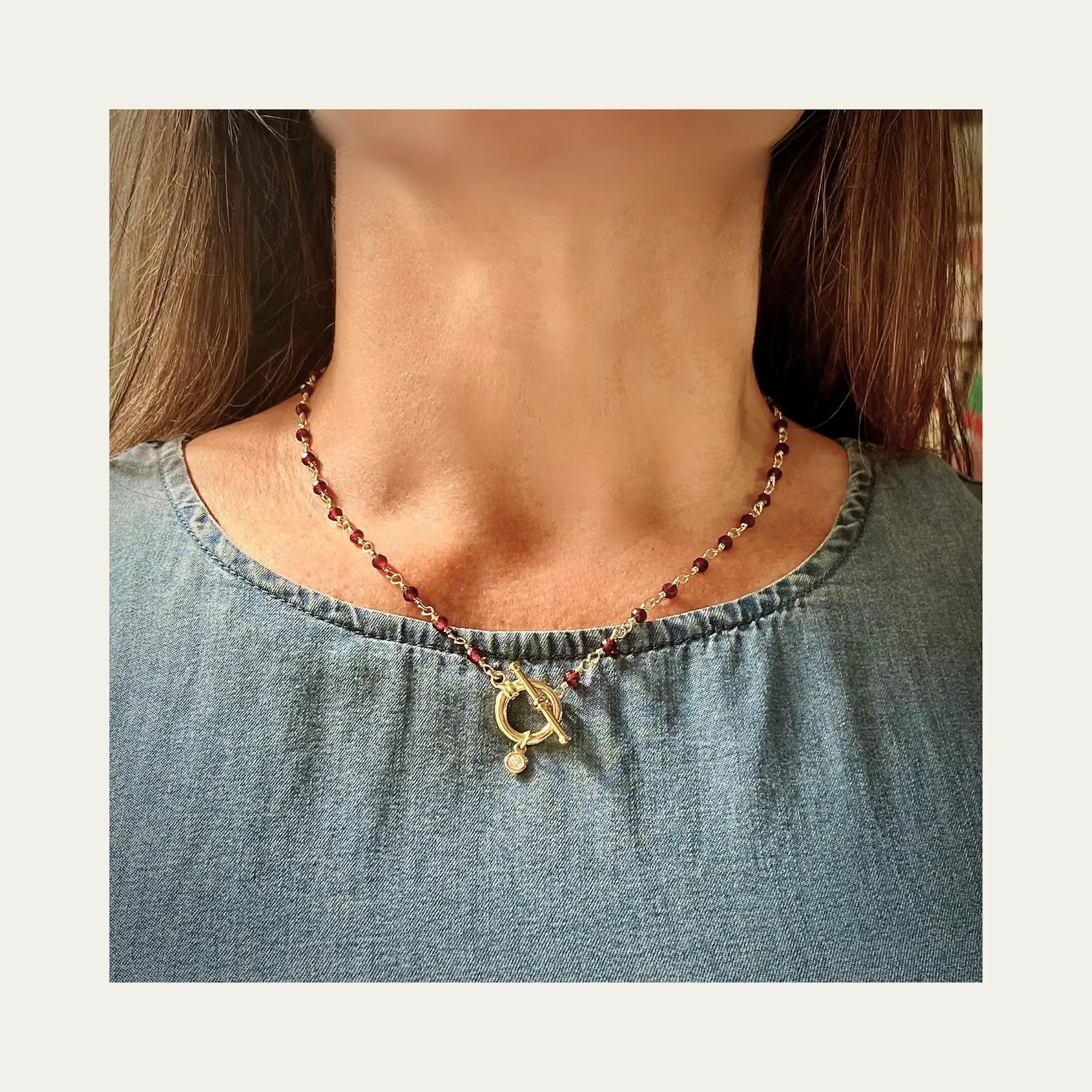 Collar_Amalia_Granate_Foto_uso - Coca Johnson Joyas - Chile
