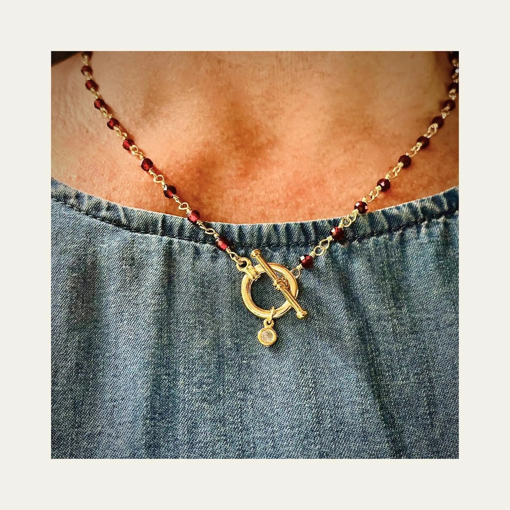 Collar_Amalia_Granate_zoom_broche_uso - Coca Johnson Joyas - Chile