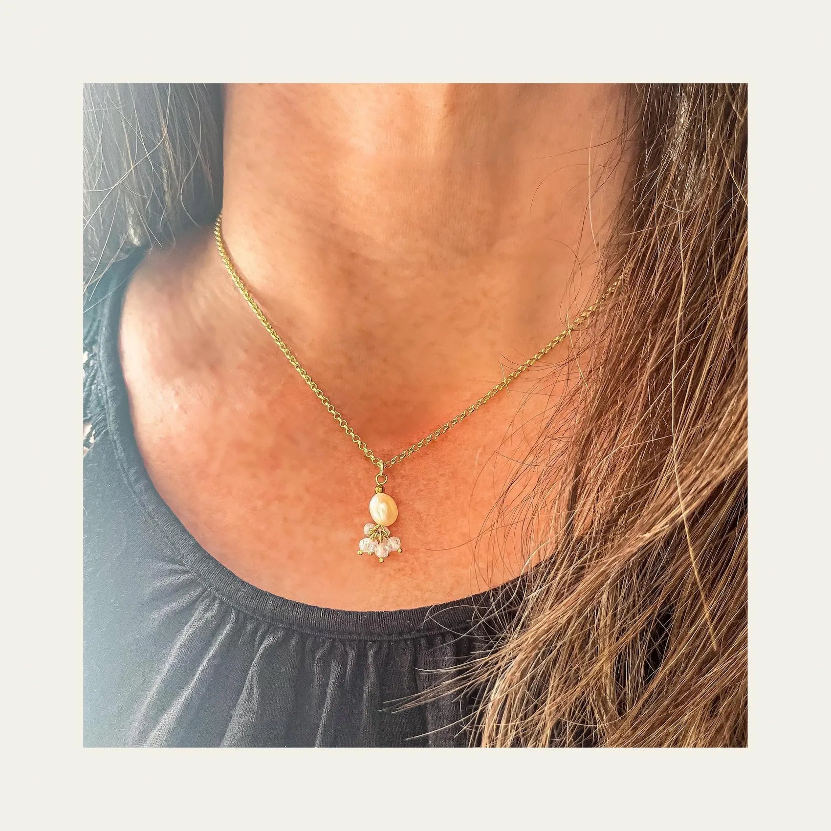 Collar enchape oro 18k con perla de rio y piedras _Blanco_lo usa una mujer - Coca Johnson Joyas - Chile