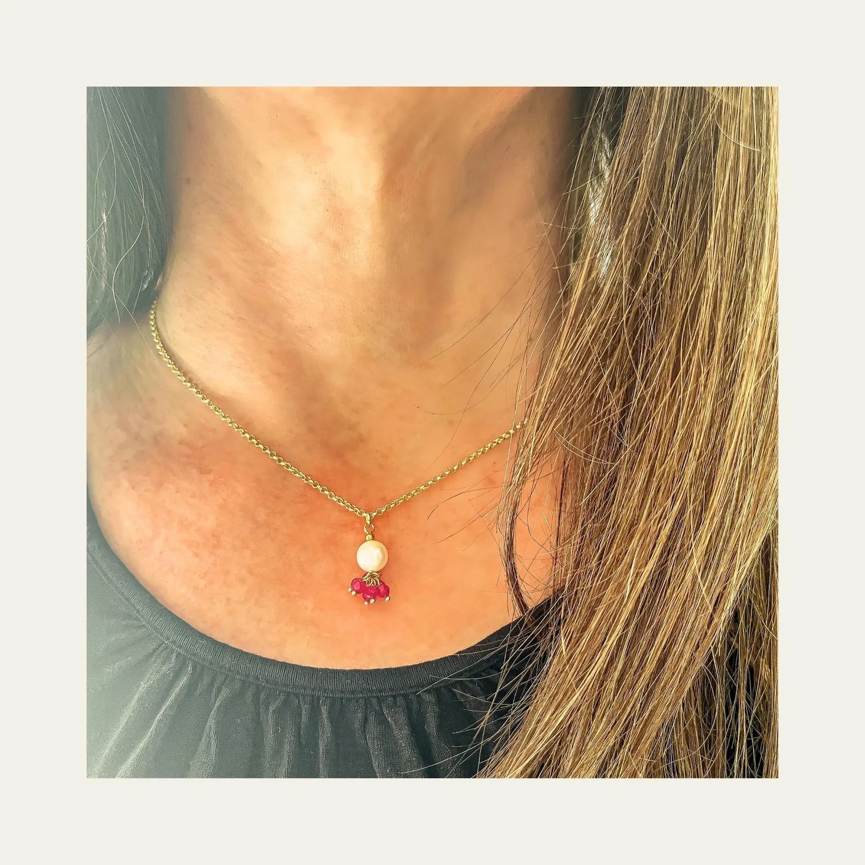Collar enchape oro 18k con perla de rio y piedras rojo_uso_solo - Coca Johnson Joyas - Chile