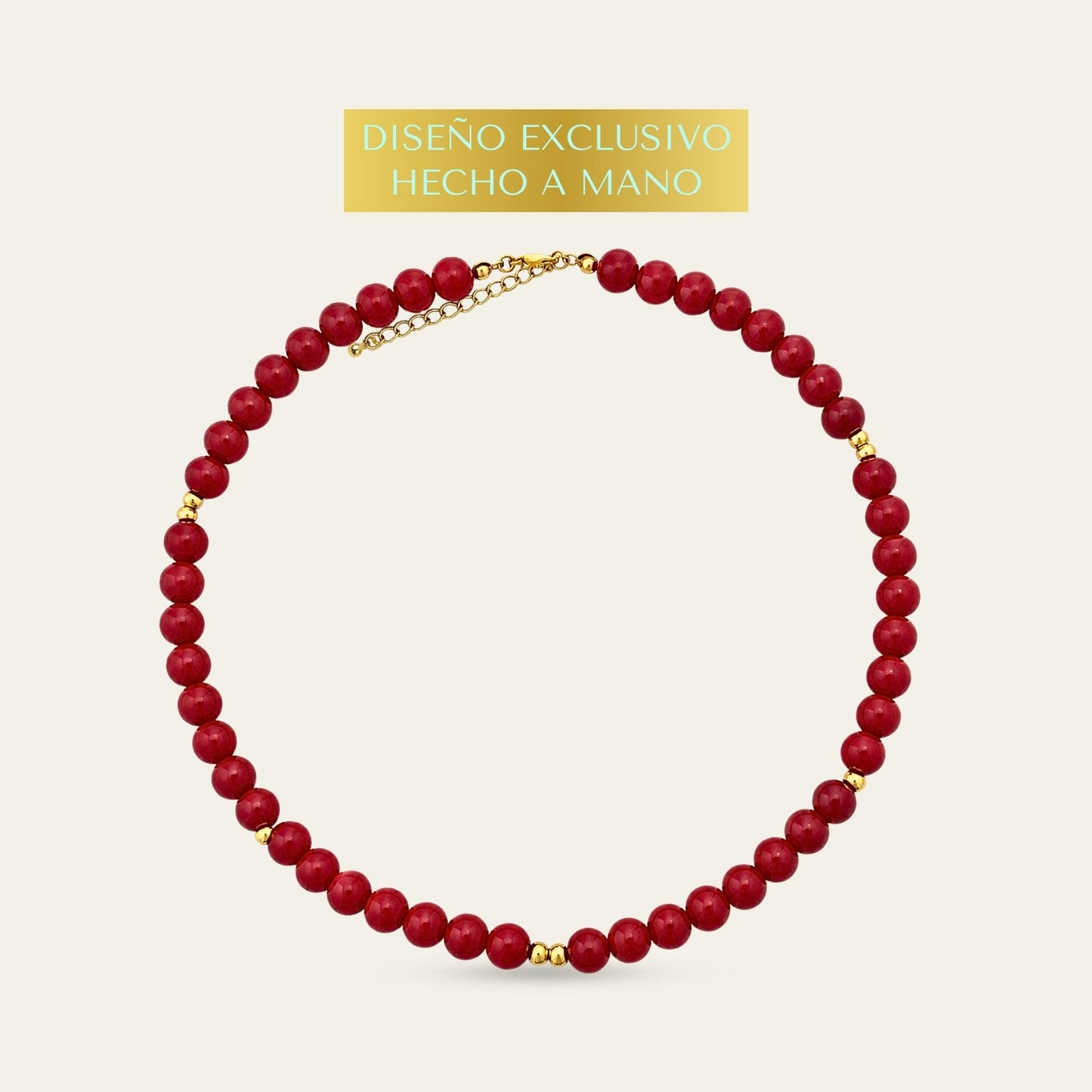 Collar con jade rojo R y esferas enchape oro 18kt sobre fondo blanco -  Coca Johnson Joyas - Chile