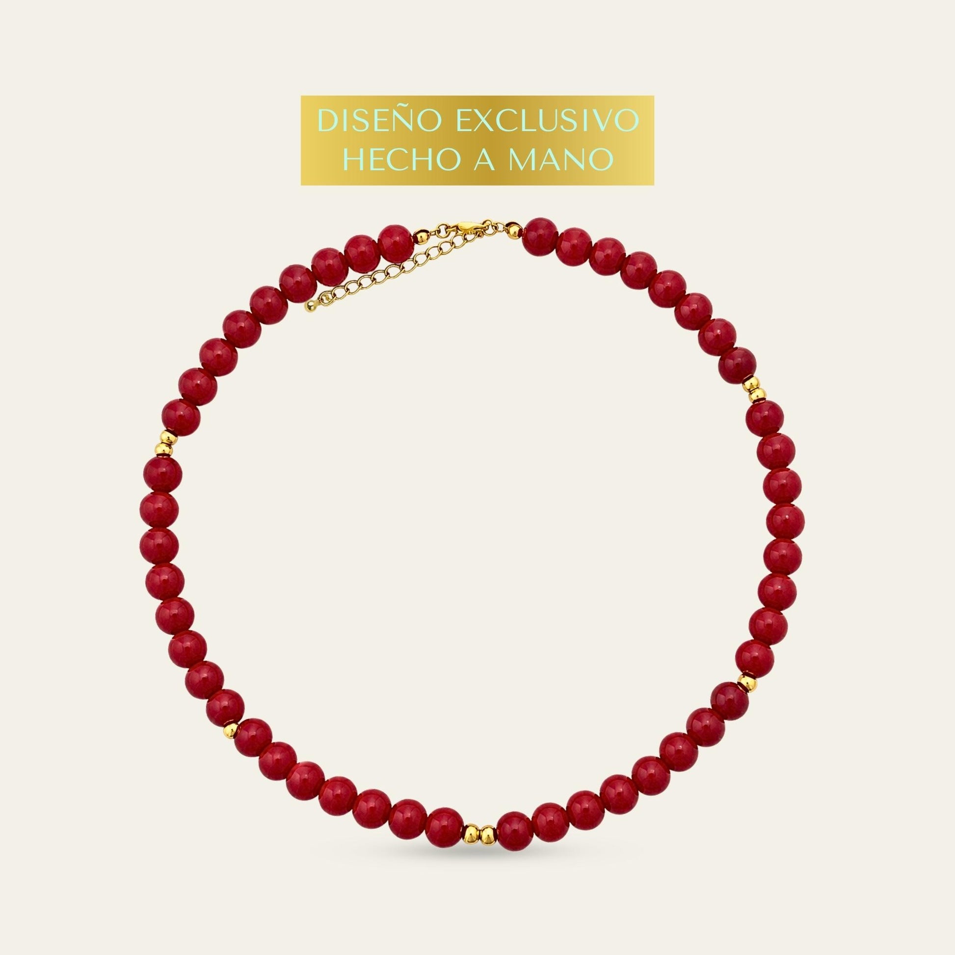 Collar con jade rojo R y esferas enchape oro 18kt sobre fondo blanco -  Coca Johnson Joyas - Chile