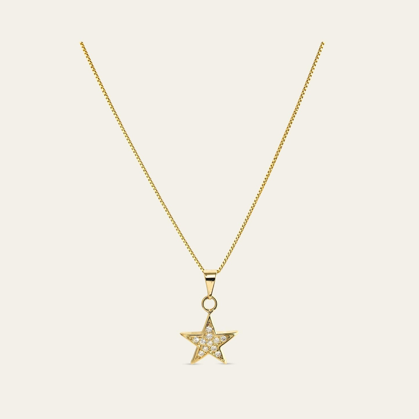 Collar_cadena enchapada en oro 18 Kt, colagante de estrella con circones, sobre fondo blanco - Coca Johnson Joyas - Chile