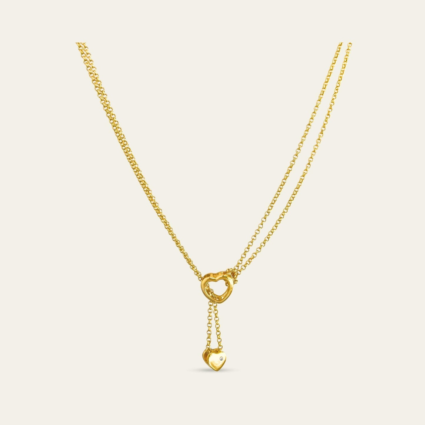 Collar exclusivo de doble cadena con corazones móviles y circones, enchapado oro 18kt, imagen corazón inferior por atrás - Coca Johnson Joyas - Chile