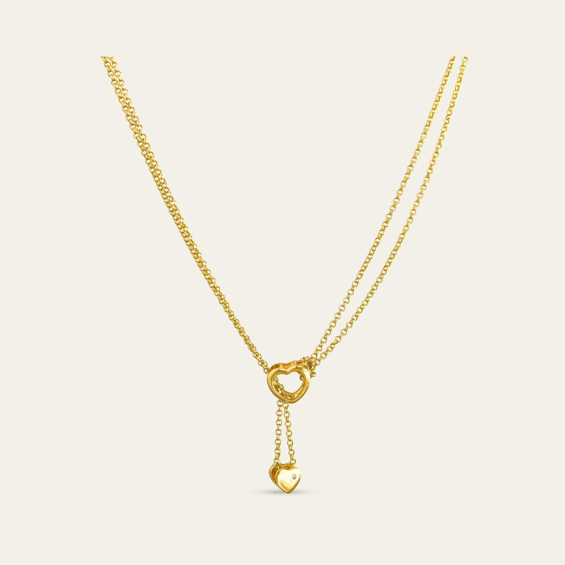 Collar exclusivo de doble cadena con corazones móviles y circones, enchapado oro 18kt, imagen corazón inferior por atrás - Coca Johnson Joyas - Chile