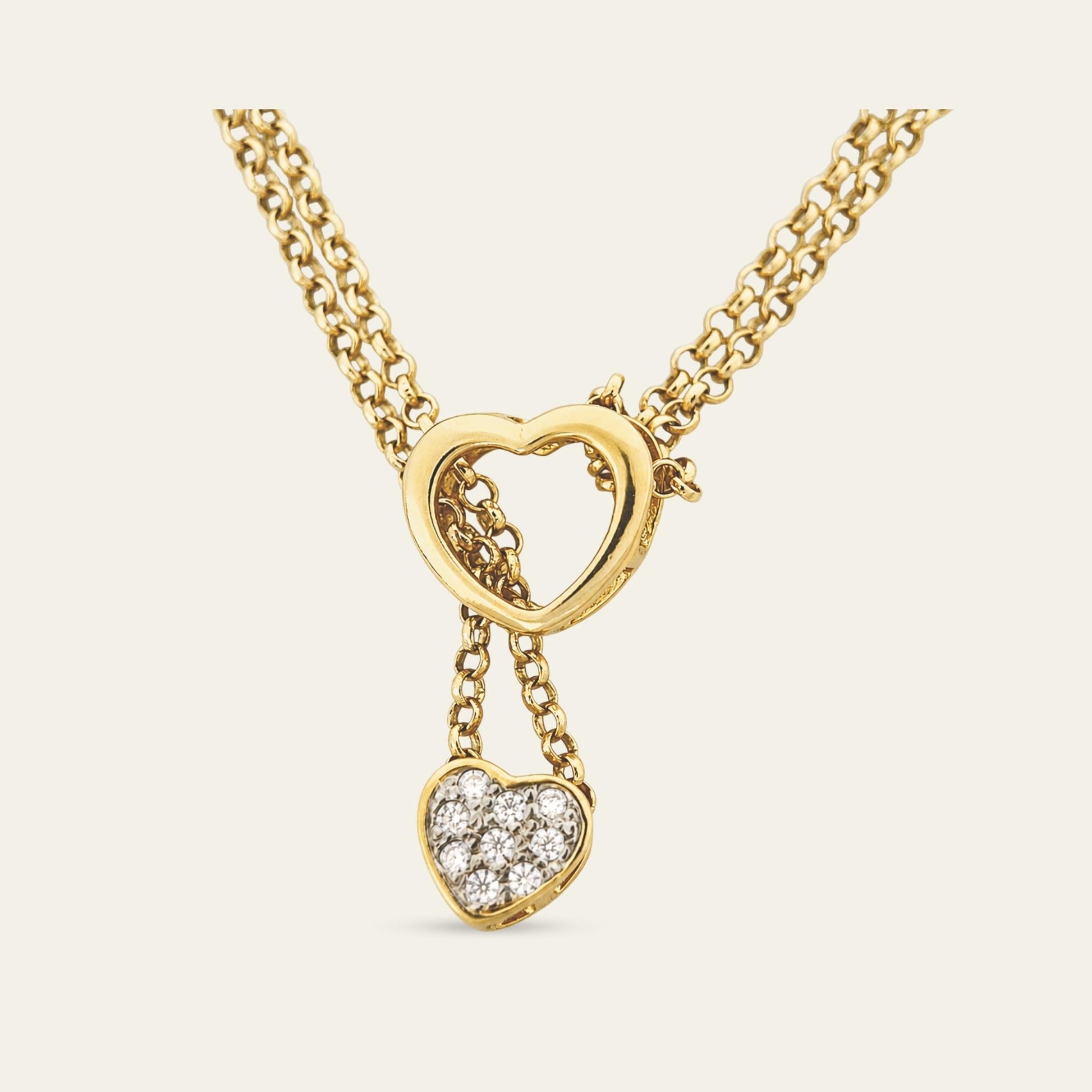 Collar exclusivo de doble cadena con corazones móviles y circones, enchapado oro 18kt, zoom a los corazones. - Coca Johnson Joyas - Chile