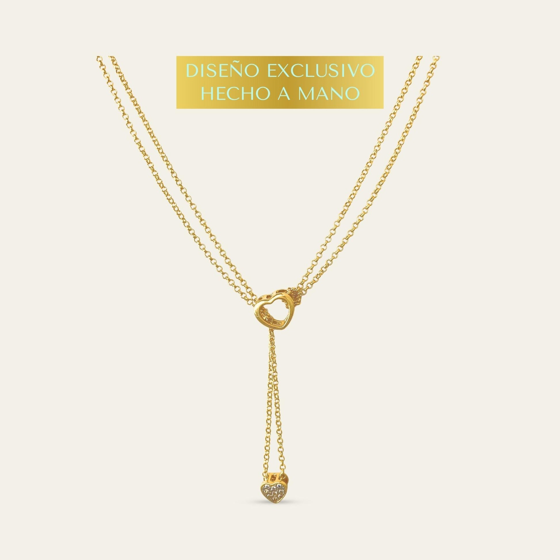 Collar exclusivo de doble cadena con corazones móviles y circones, enchapado oro 18kt sobre fondo blanco - Coca Johnson Joyas - Chile