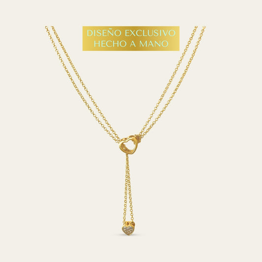 Collar exclusivo de doble cadena con corazones móviles y circones, enchapado oro 18kt sobre fondo blanco - Coca Johnson Joyas - Chile