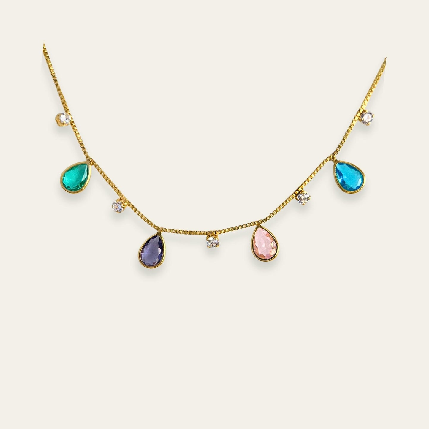 Collar de gotas de colores y circones, enchapado en oro de 18 kt, sobre fondo blanco - Coca Johnson Joyas - Chile
