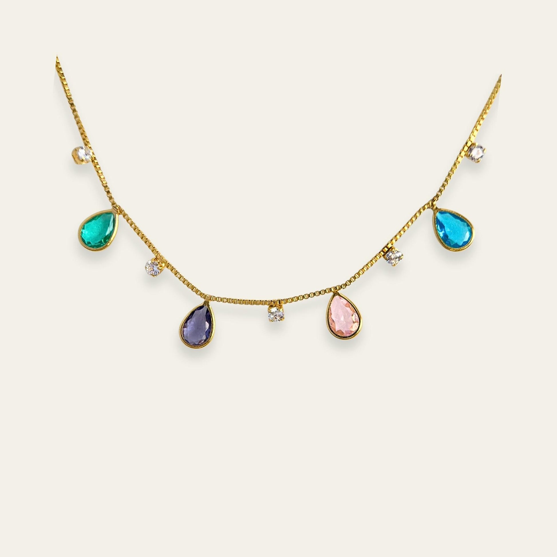 Collar de gotas de colores y circones, enchapado en oro de 18 kt, sobre fondo blanco - Coca Johnson Joyas - Chile