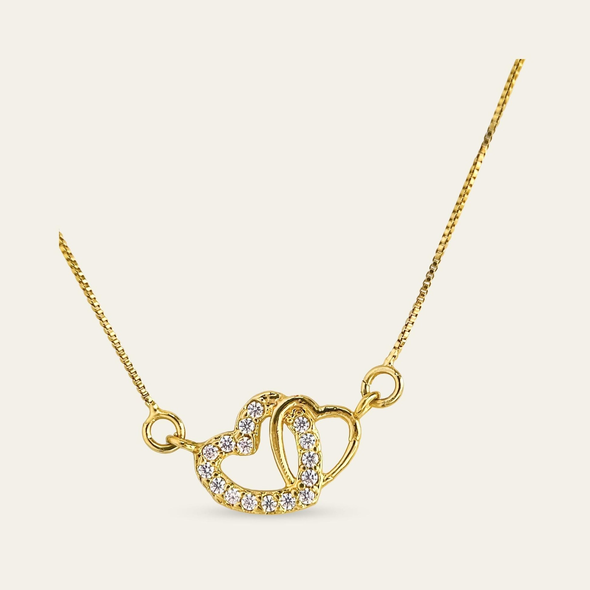 Zoom a los corazondes del collar de corazones entrelazados, con circones, enchapados oro 18kt. - Coca Johnson Joyas - Chile