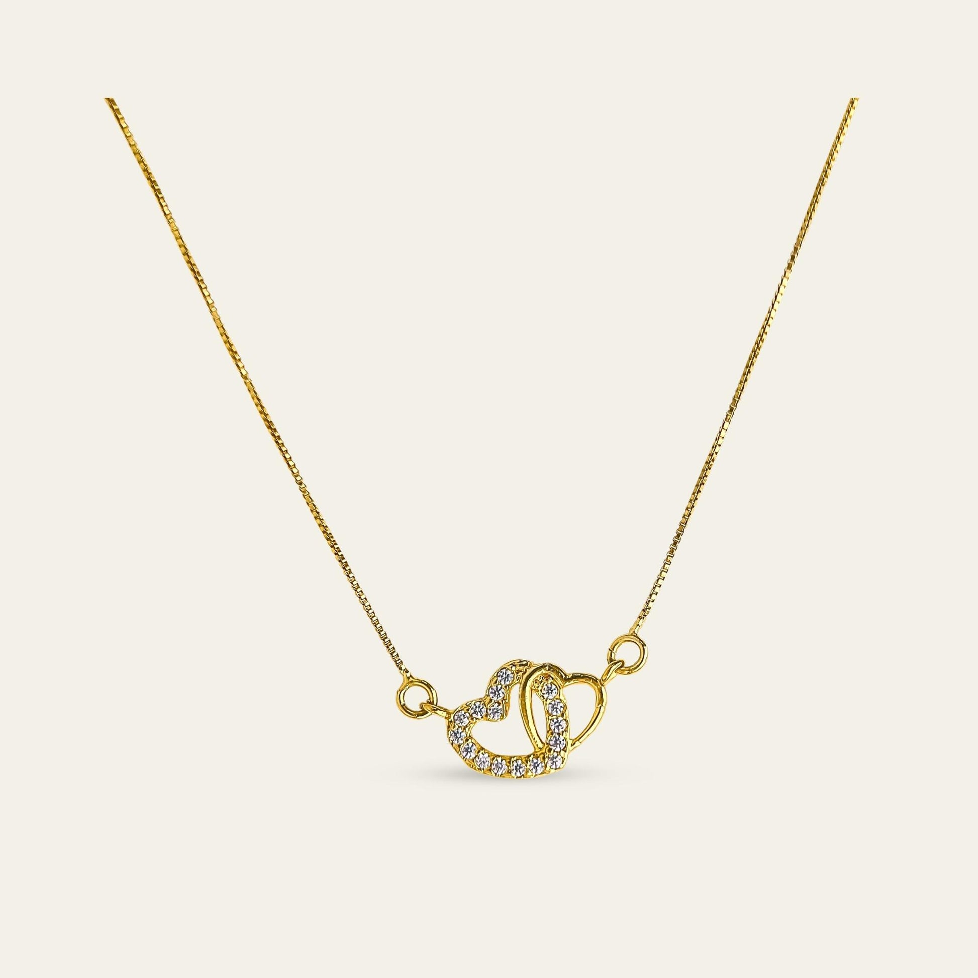 Collar de corazones entrelazados, con circones, enchapados oro 18kt sobre fondo blanco - Coca Johnson Joyas - Chile