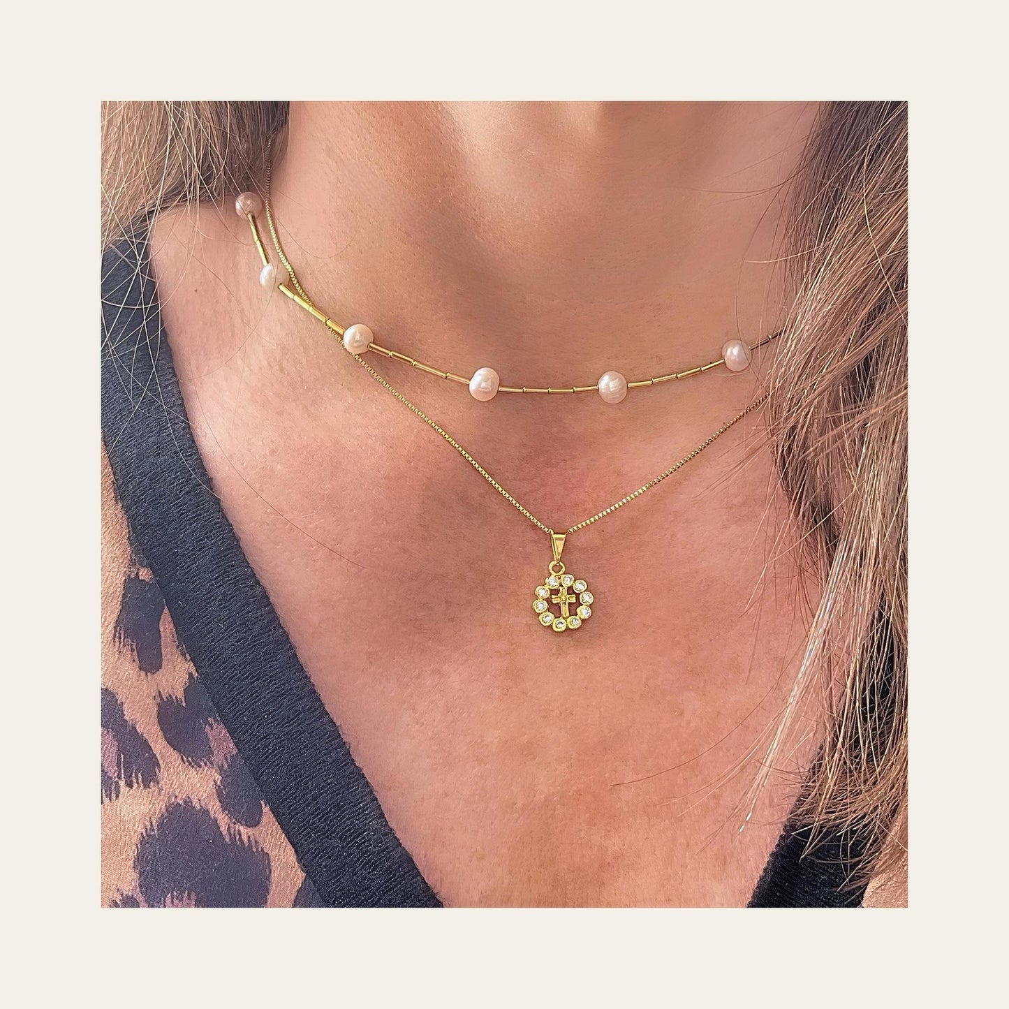 Collar_Holy_Cross_uso_con_otro_collar - Coca Johnson Joyas - Chile