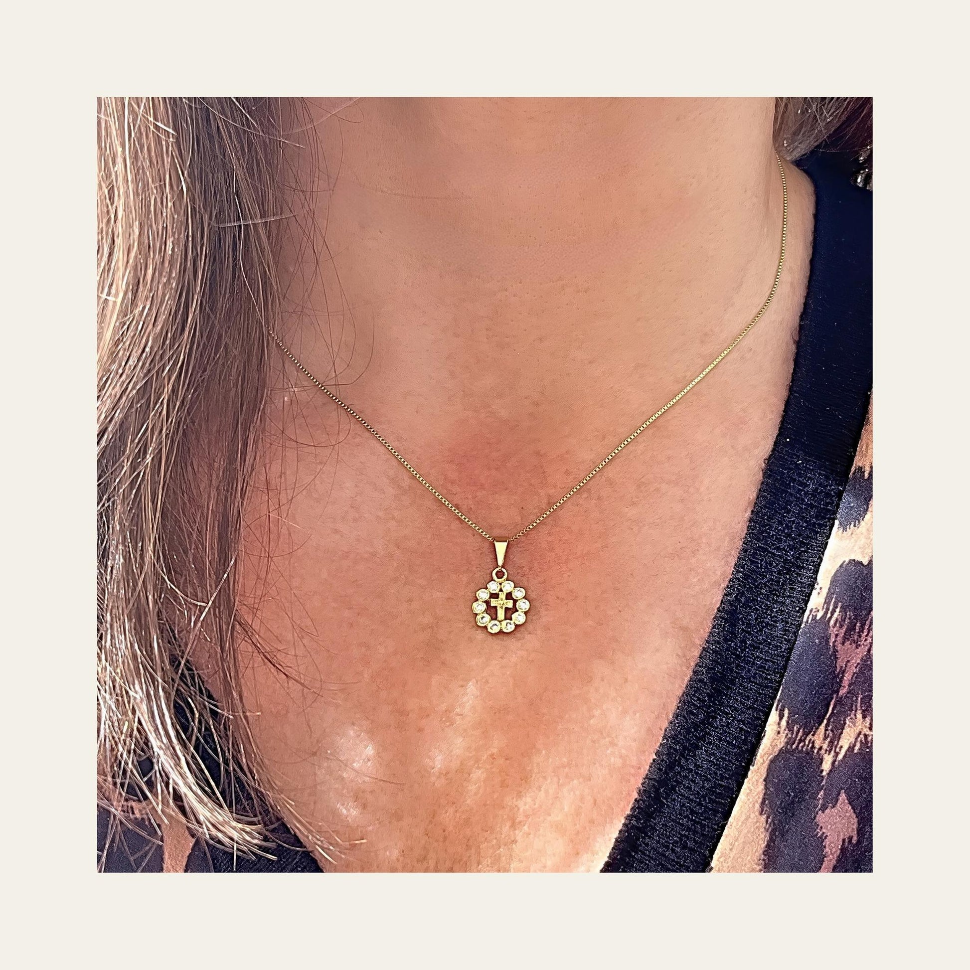 Collar_Holy_Cross_uso_solo - Coca Johnson Joyas - Chile