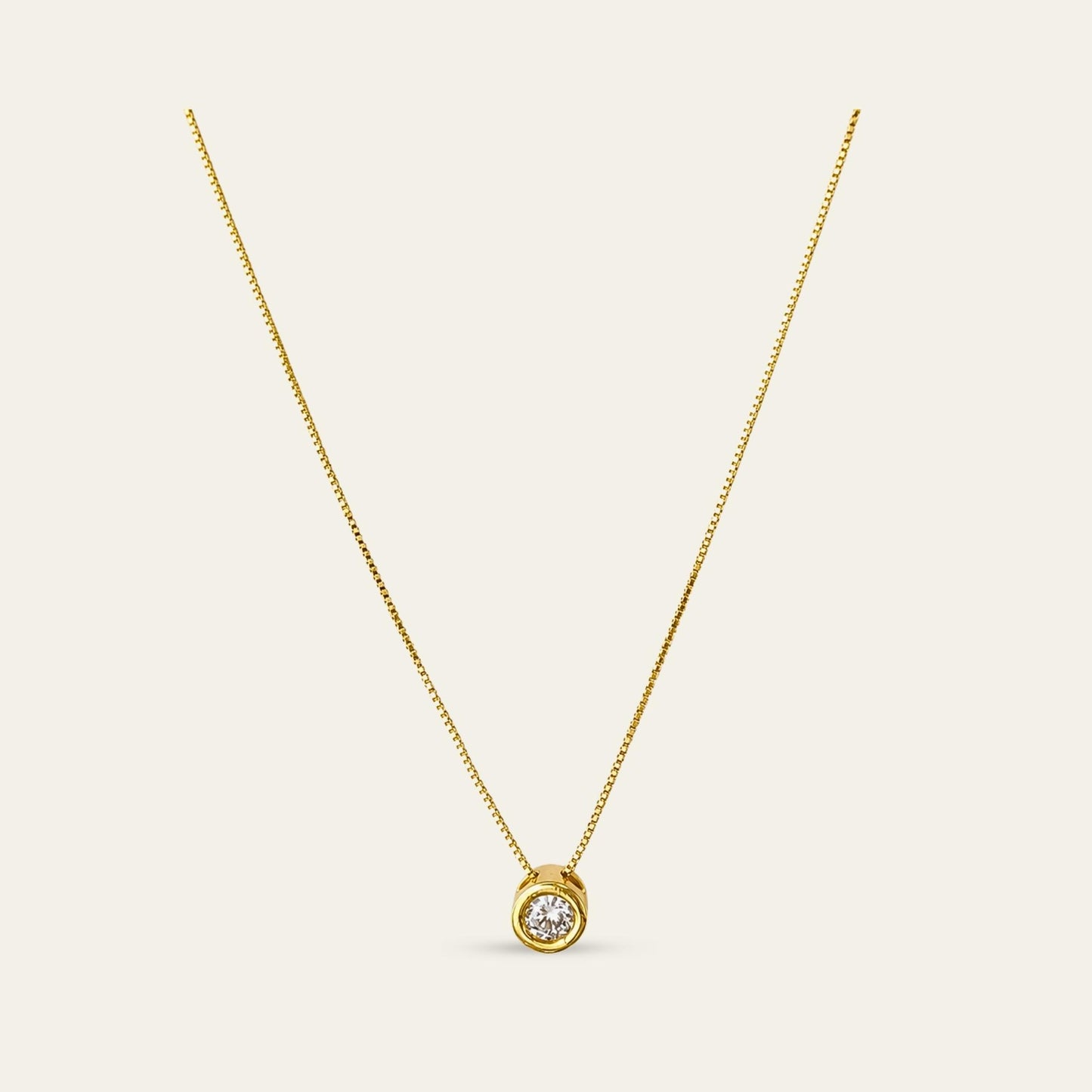 Collar_cadena enchapada en oro 18 Kt y punto de luz enchapado en oro de 18kt, sobre fondo blanco - Coca Johnson Joyas - Chile