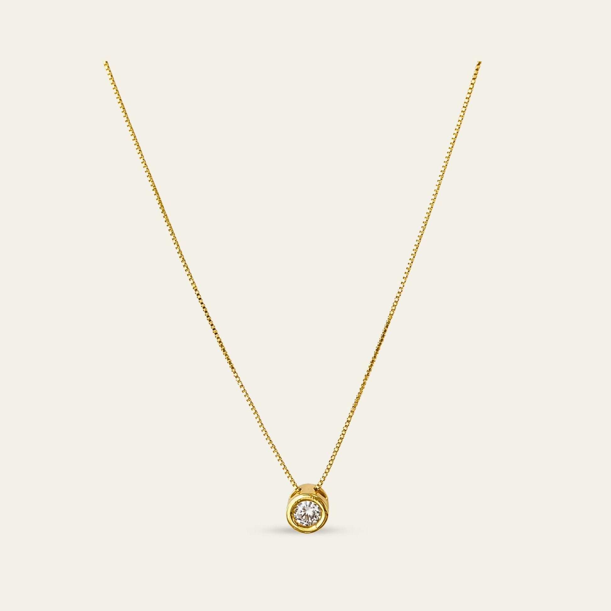 Collar_cadena enchapada en oro 18 Kt y punto de luz enchapado en oro de 18kt, sobre fondo blanco - Coca Johnson Joyas - Chile