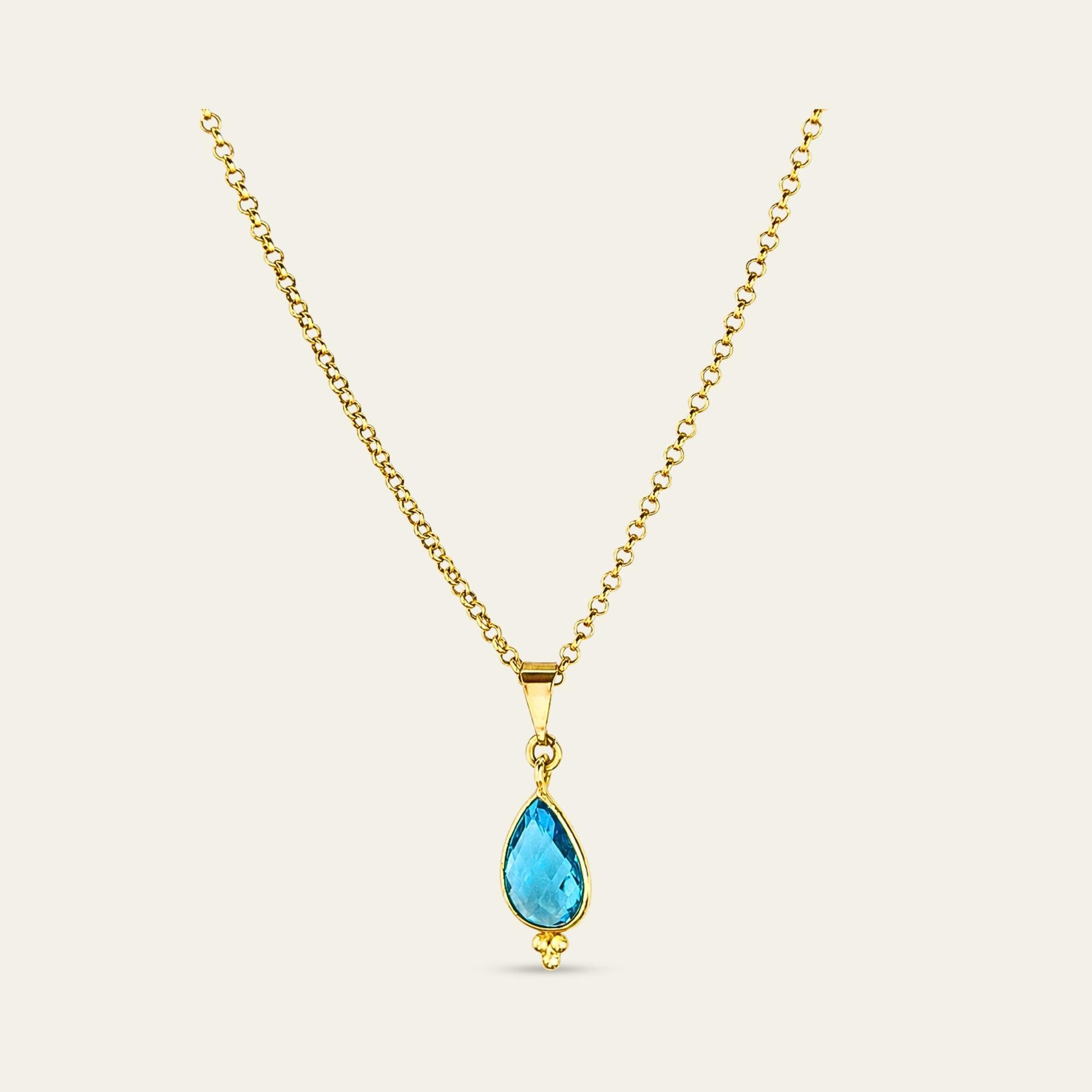 Collar_cadena enchapada en oro18 Kt, gota facetada azul claro, sobre fondo blanco - Coca Johnson Joyas - Chile
