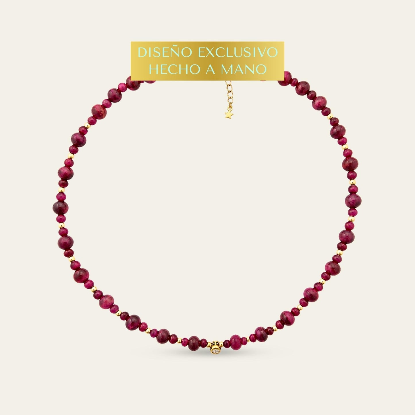 Collar de piedra ojo de tigre fucsia y esferas enchapados en oro de 18kt, sobre fondo blanco - Coca Johnson Joyas - Chile