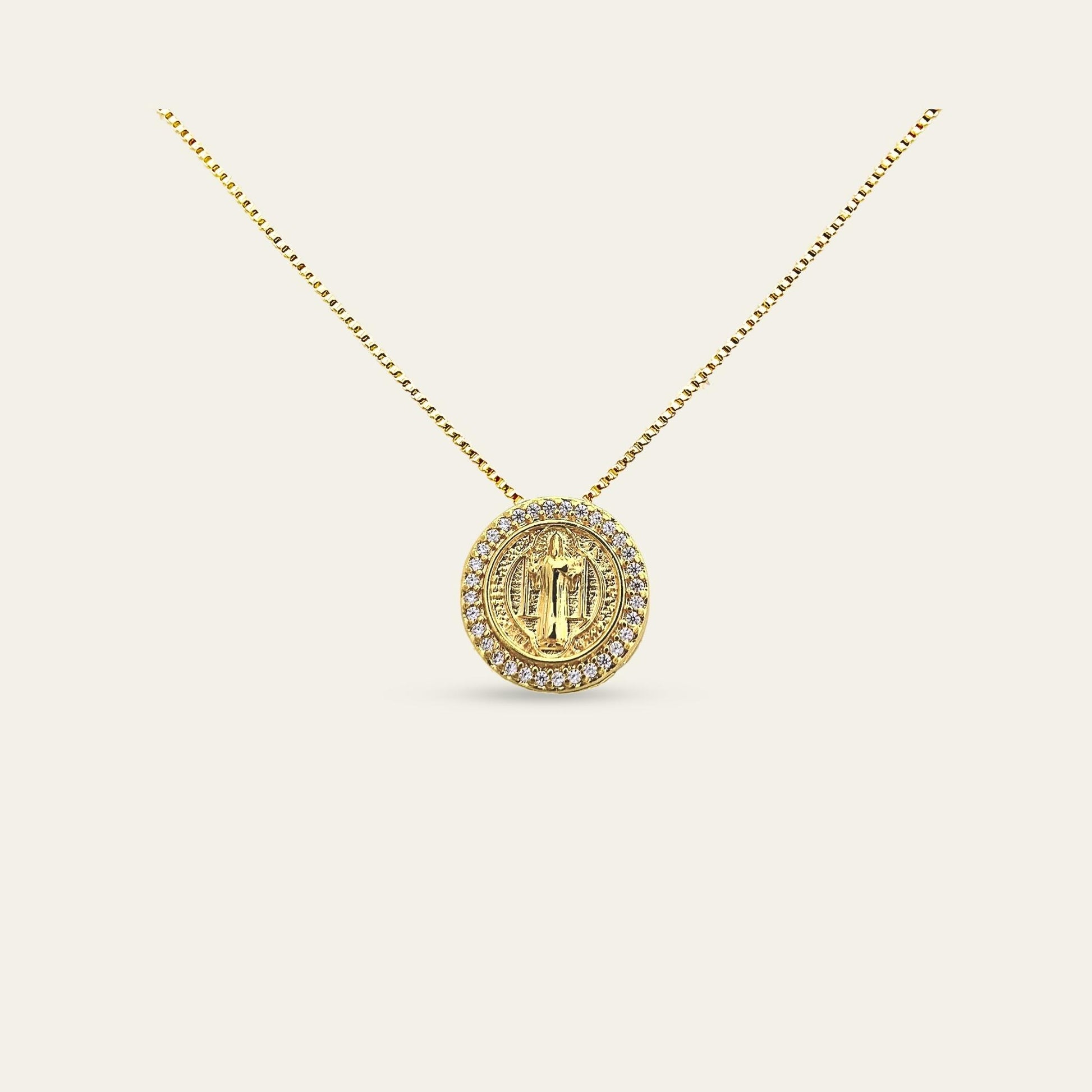 Collar_cadena enchapada en oro 18 Kt, colagante con San Benito rodeado de circones, sobre fondo blanco - Coca Johnson Joyas - Chile
