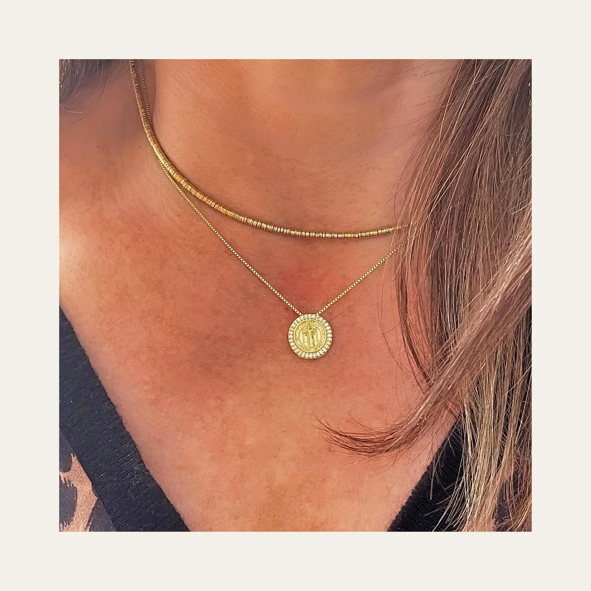 Collar_San_Benito_uso_con_otro_collar - Coca Johnson Joyas - Chile