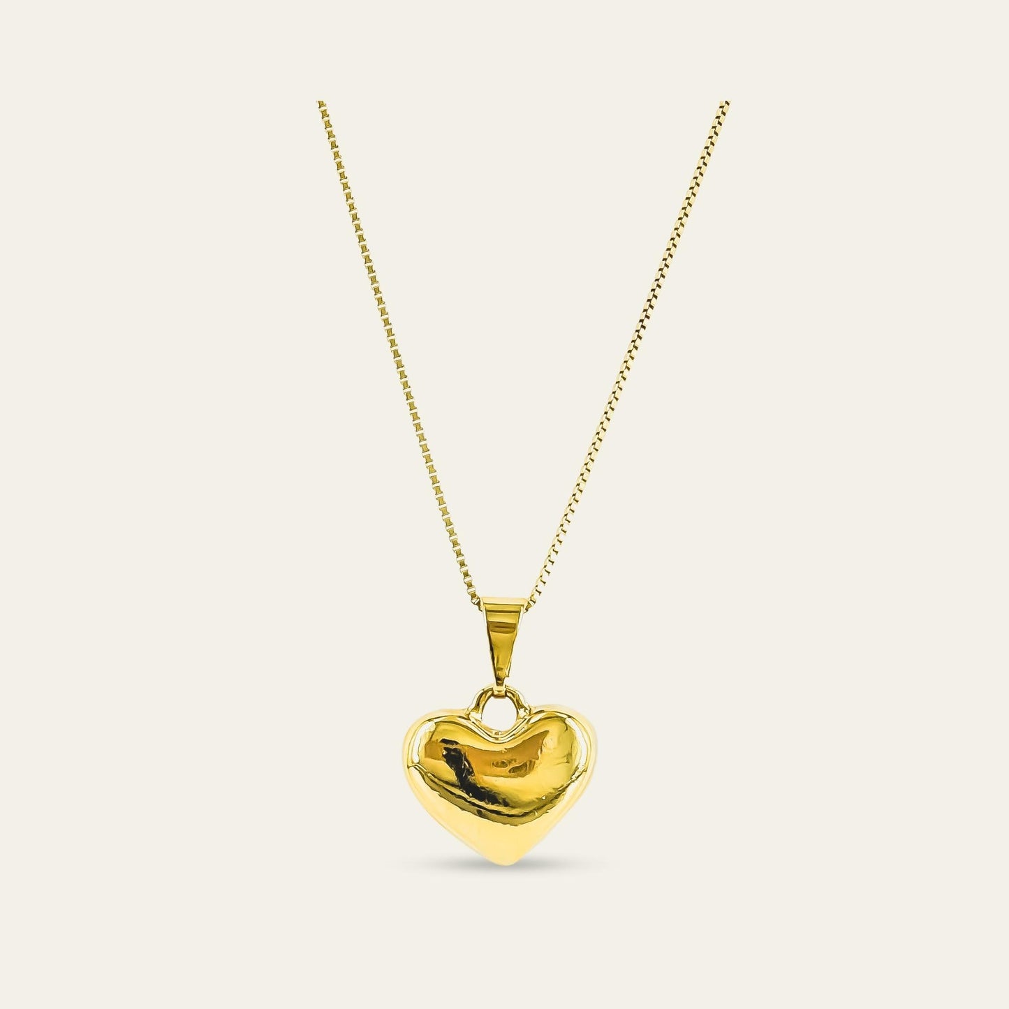 Collar_cadena enchapada en oro 18 Kt, colagante de corazón enchapado en oro de 18kt, sobre fondo blanco - Coca Johnson Joyas - Chile
