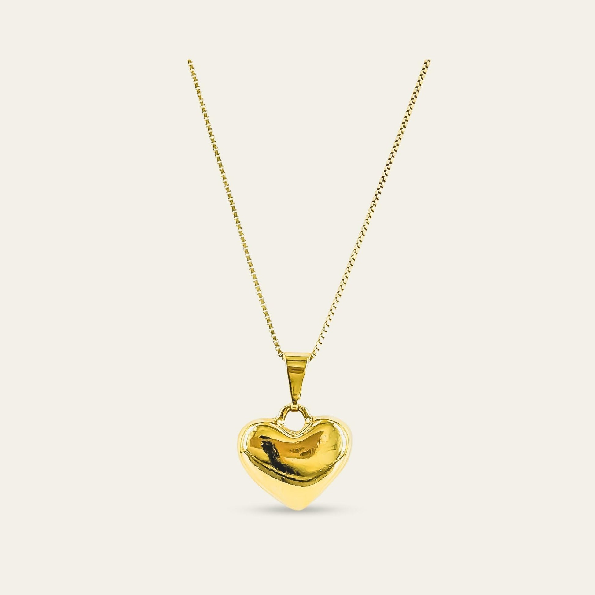 Collar_cadena enchapada en oro 18 Kt, colagante de corazón enchapado en oro de 18kt, sobre fondo blanco - Coca Johnson Joyas - Chile