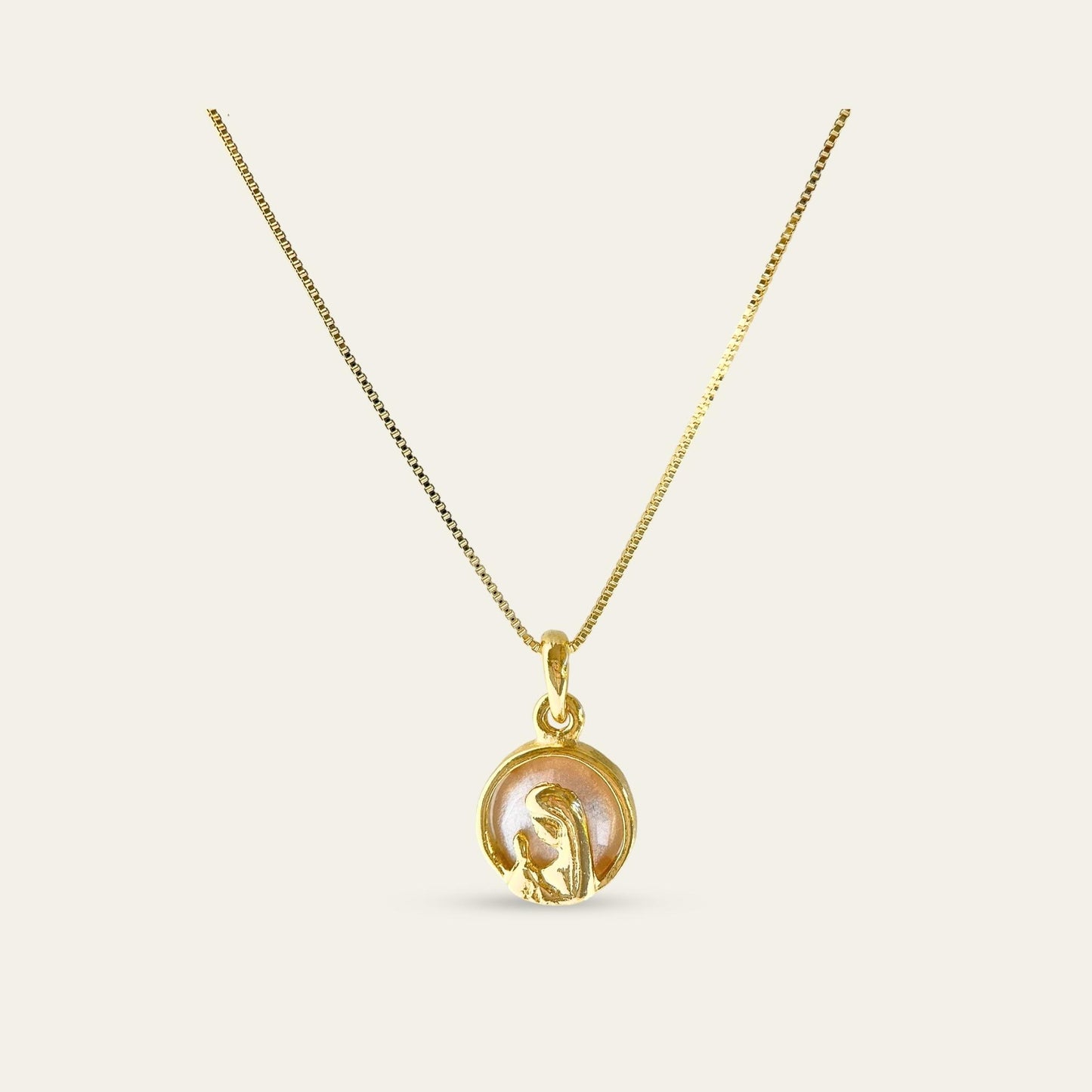 Collar_cadena enchapada en oro 18 Kt, colagante con virgen niña, sobre fondo blanco - Coca Johnson Joyas - Chile