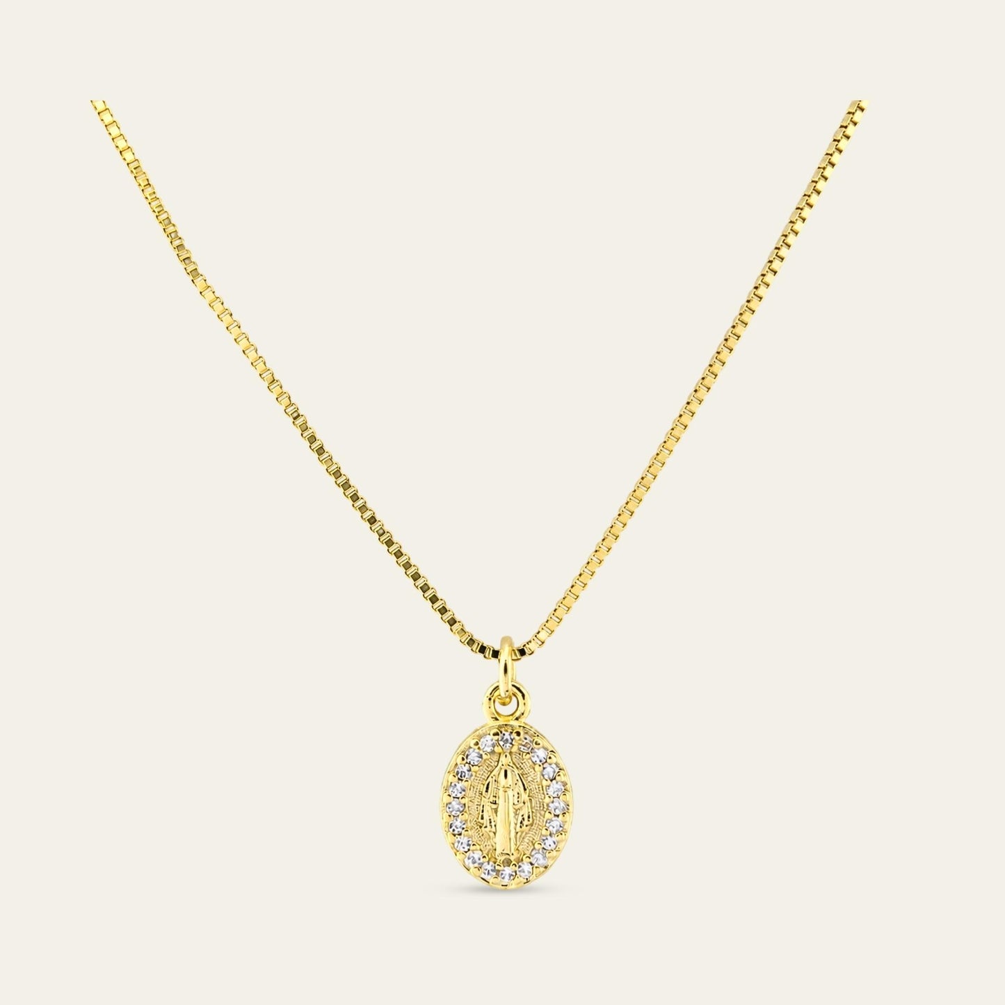Collar_cadena enchapada en oro 18 Kt, colagante con virgen de los rayos rodeada de circones, sobre fondo blanco - Coca Johnson Joyas - Chile