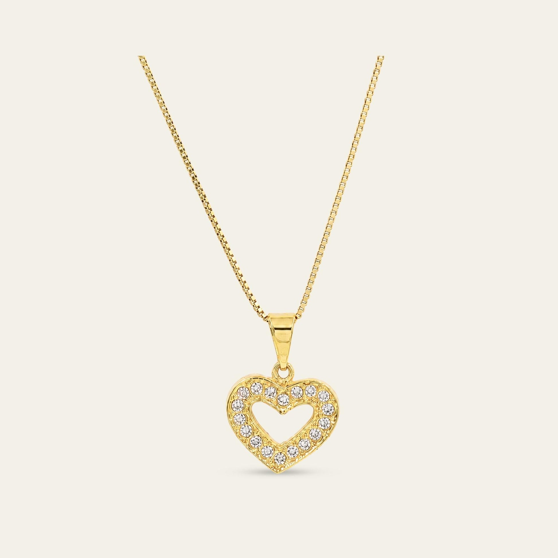 Collar_cadena enchapada en oro 18 Kt, colagante de corazón con circones, sobre fondo blanco  - Coca Johnson Joyas - Chile